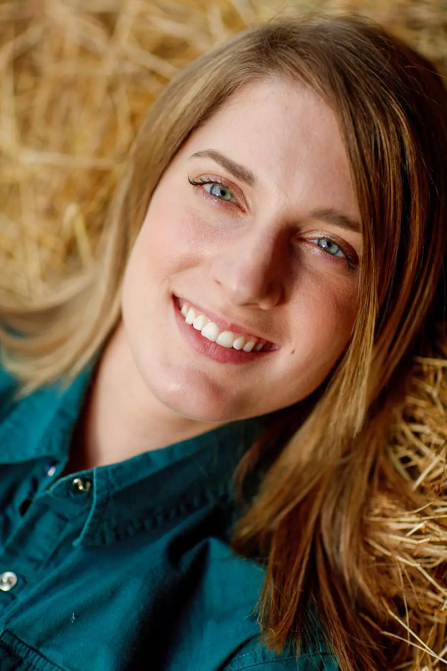 Senior portrait in a field.