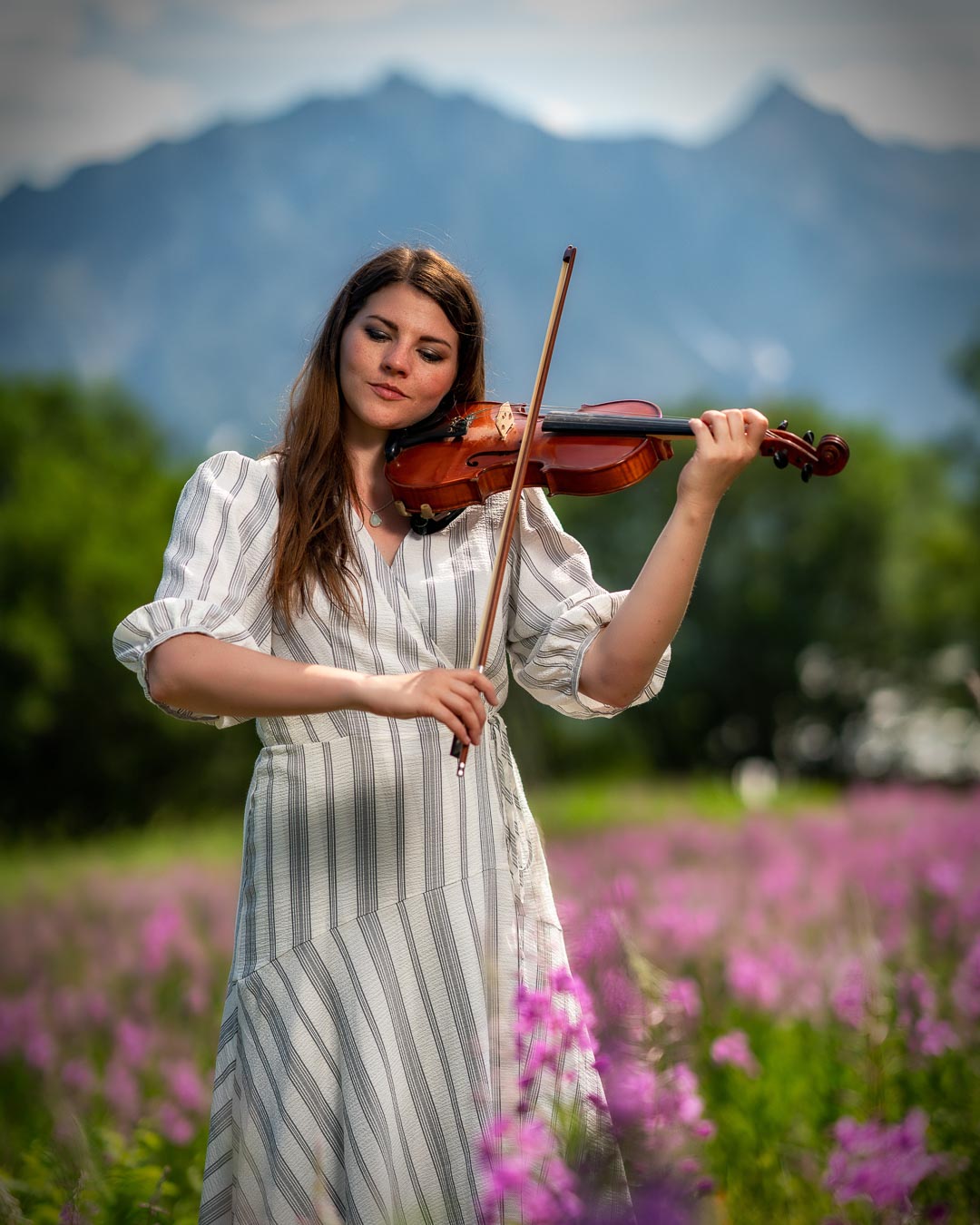 A musician at a destination celebration.